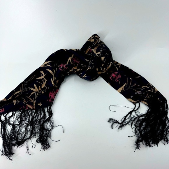 Unbranded 100% Silk Beautifully finished Hand Made Scarf w / Fringe - Picture 1 of 10